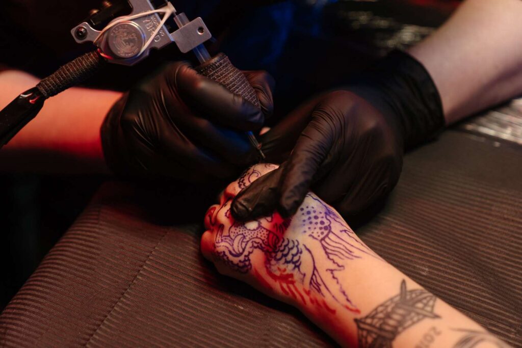 A true work of art, tattooing is an ancestral practice which has been very popular. But, is getting a tattoo dangerous for health?