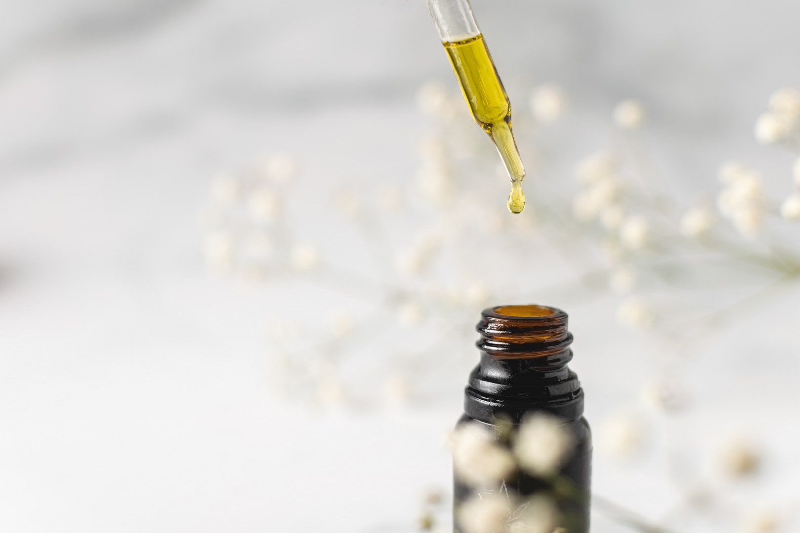 CBD oil for pain: when and how to use it,It's hard to miss the CBD phenomenon. Natural care based on hemp, this cannabis compound does not have a narcotic effect but effectively relieves acute or chronic pain.